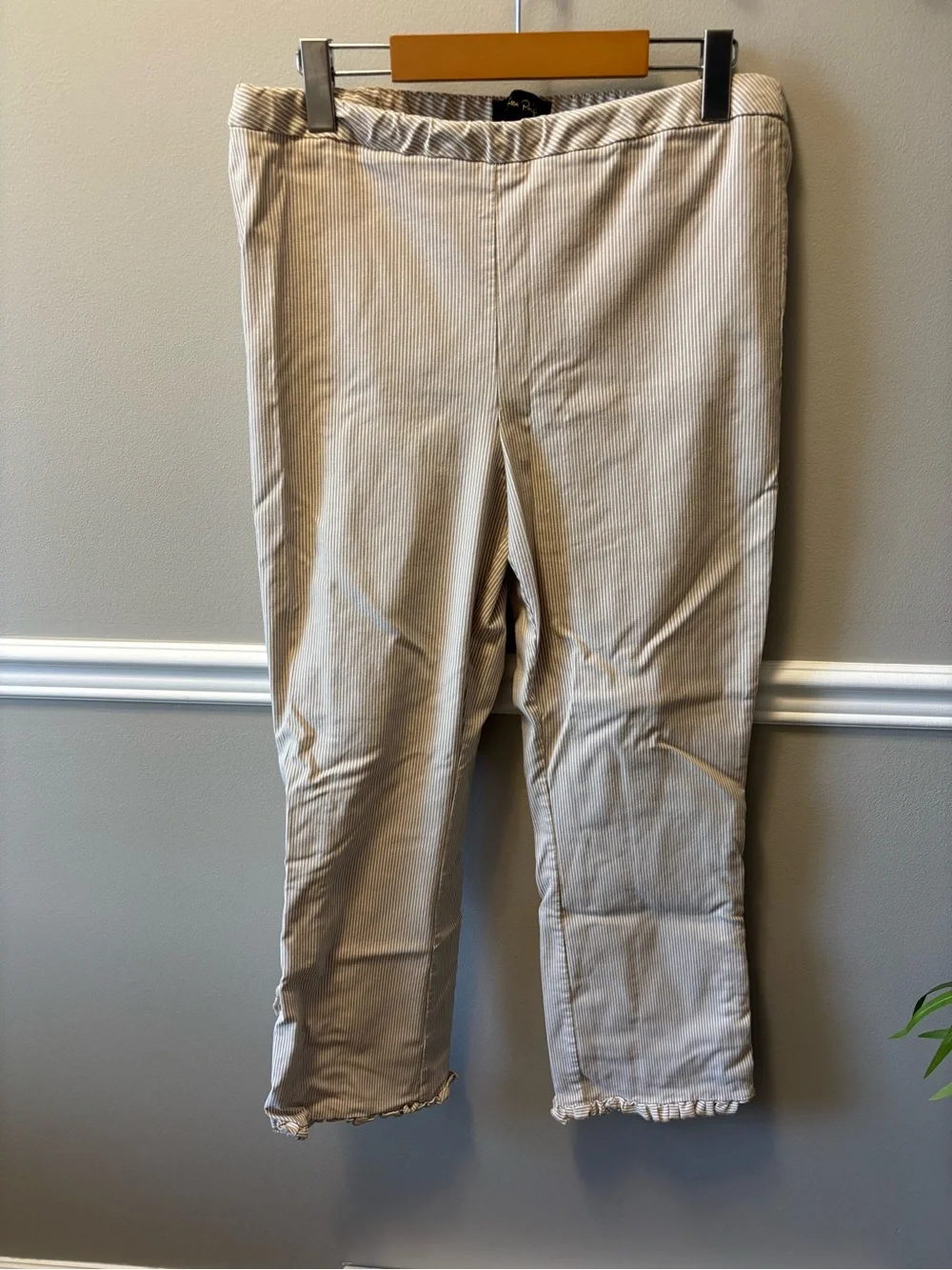 Beige and Withe Crop Pants - Picture 1 of 2
